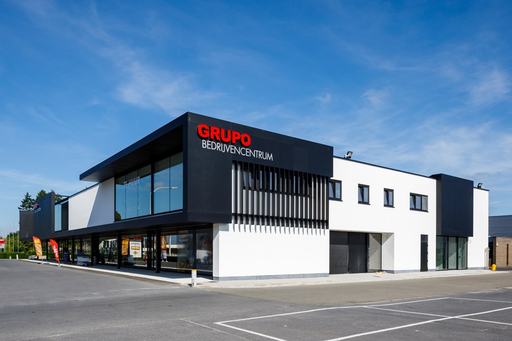 Hoekaanzicht van het Grupo bedrijvencentrum