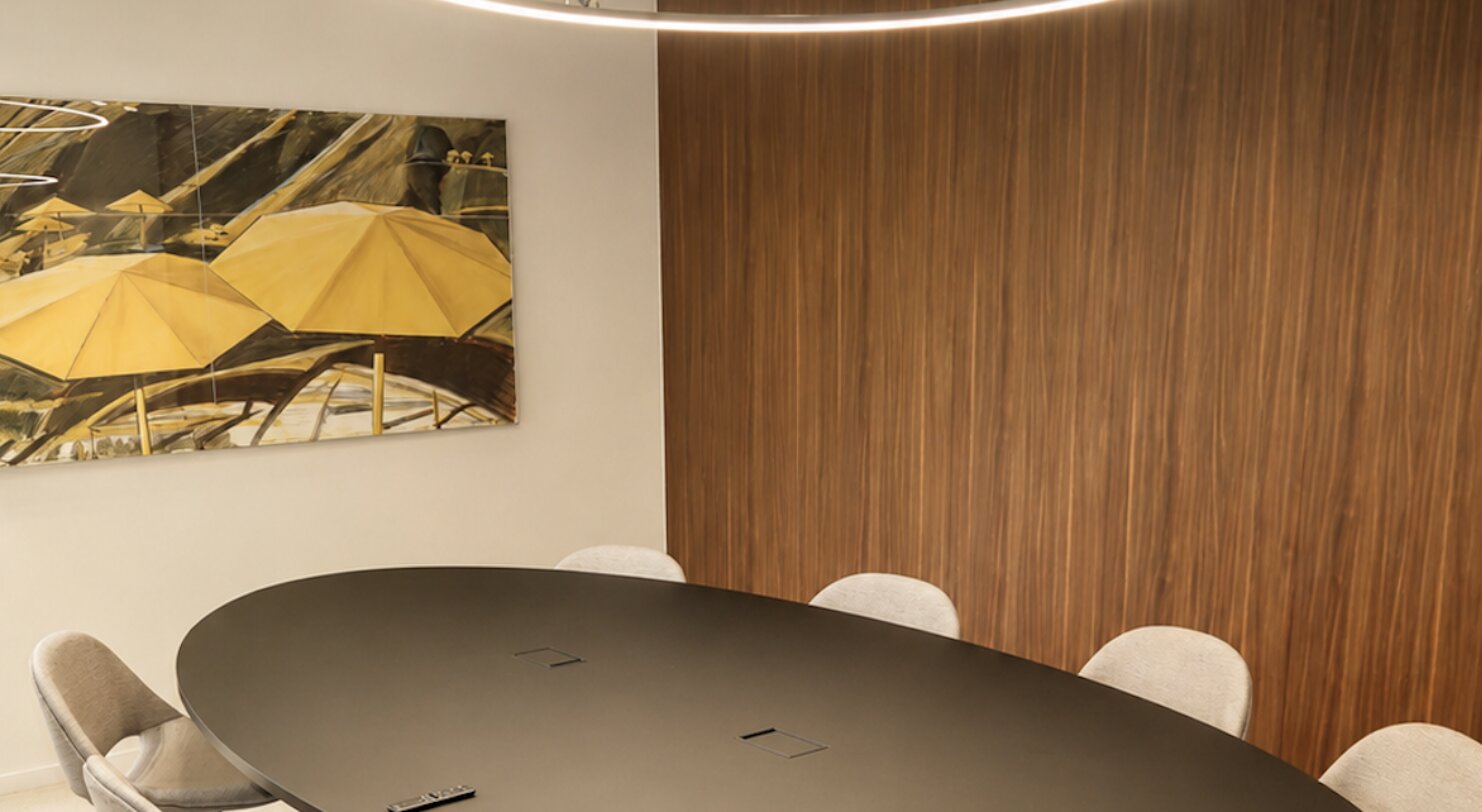 Vergadertafel met stoelen